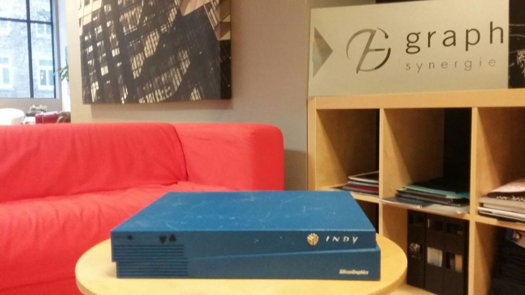 Le 10 janvier 1996, Francis Lessard, architecte mais surtout entrepreneur audacieux, mit tous ses espoirs, son ambition et ses économies dans cette petite boîte bleue. Une révolution allait voir le jour…