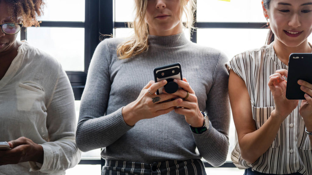 Le nano-influenceur est cette personne qui identifie régulièrement votre entreprise, qui utilise vos mots-clics (hashtags) et qui partage vos publications de son propre gré, sans rémunération directe.